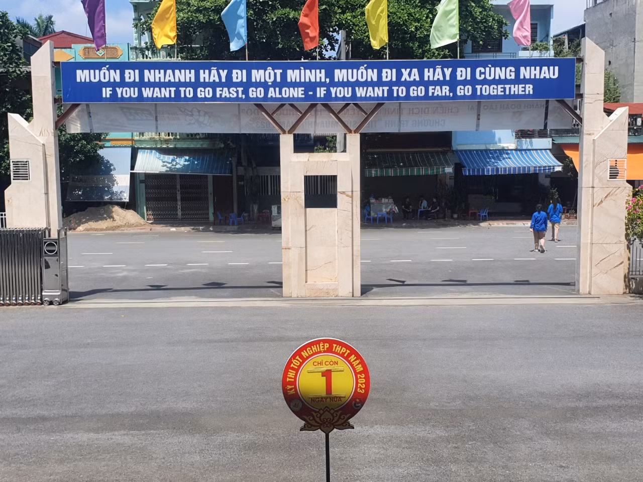 Thí sinh ở Lào Cai đến địa điểm làm thủ tục thi. (Nguyễn Hân)