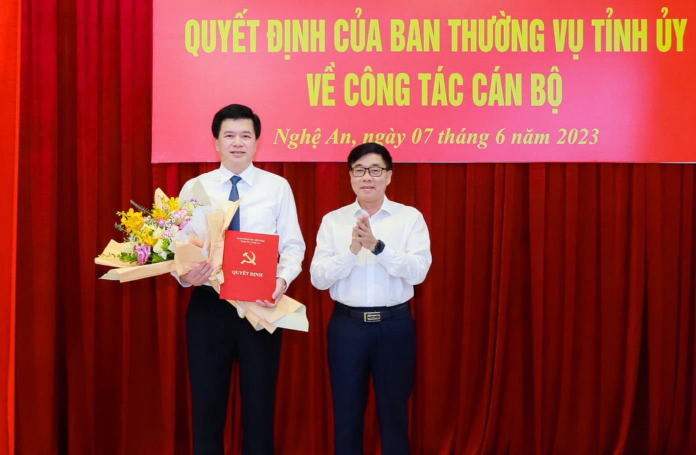 Phó Bí thư Thường trực Tỉnh uỷ Nguyễn Văn Thông trao quyết định và tặng hoa chúc mừng tân Chánh văn phòng Tỉnh ủy Nghệ An.