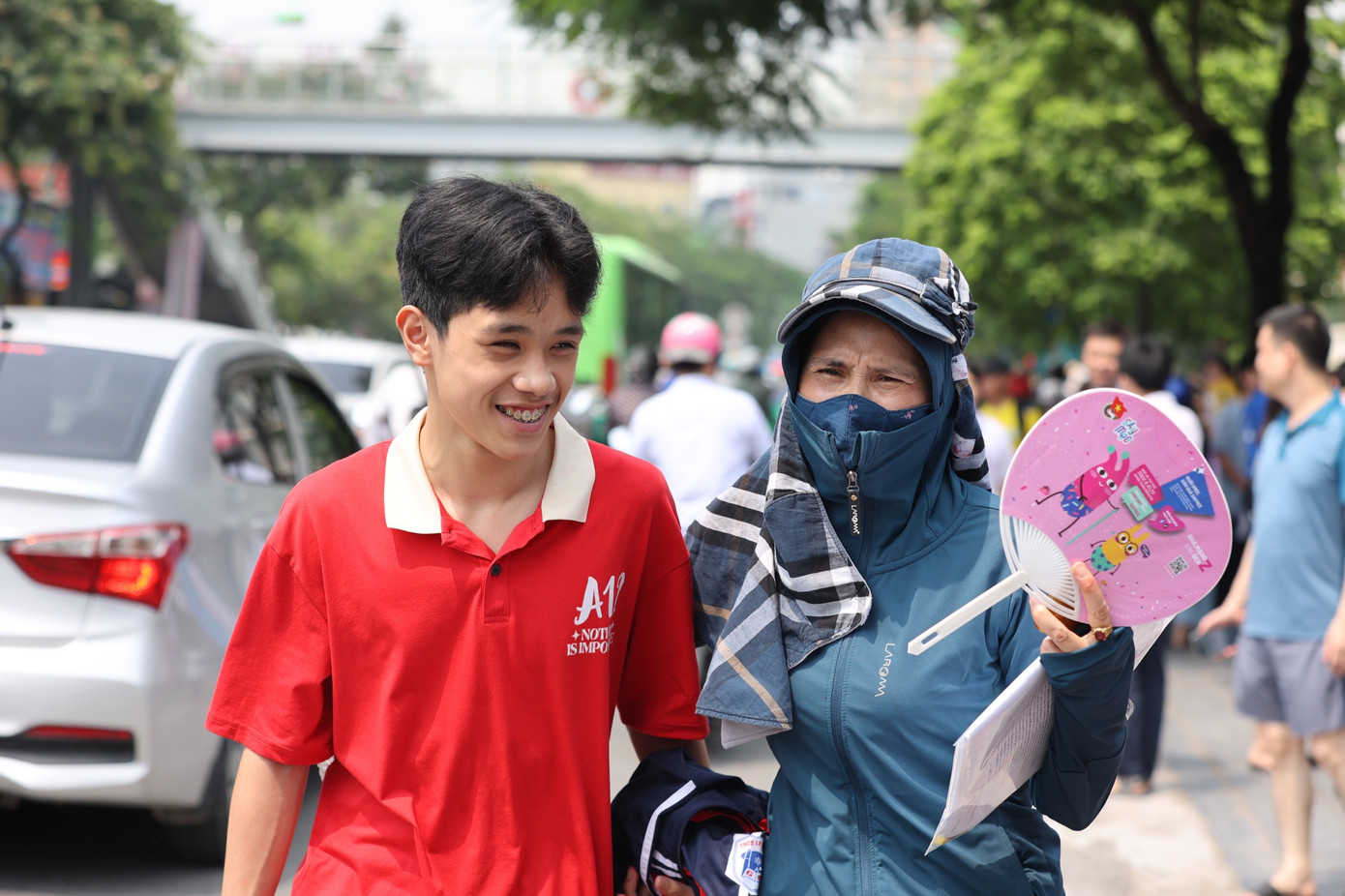 Cha mẹ đón thí sinh tại điểm thi THCS Dịch Vọng. Cha mẹ đón thí sinh tại điểm thi THCS Dịch Vọng.