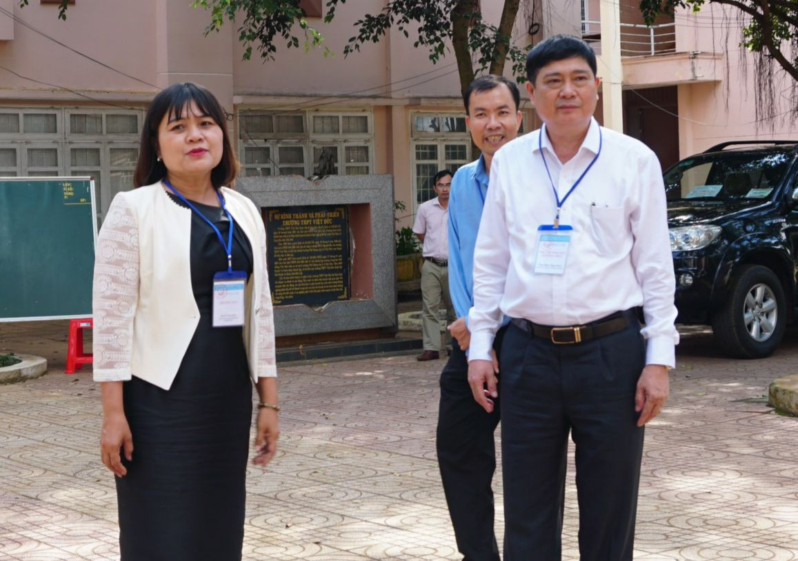 Bà H Yim Kdor, Phó Chủ tịch UBND tỉnh Đắk Lắk kiểm tra công tác thi.