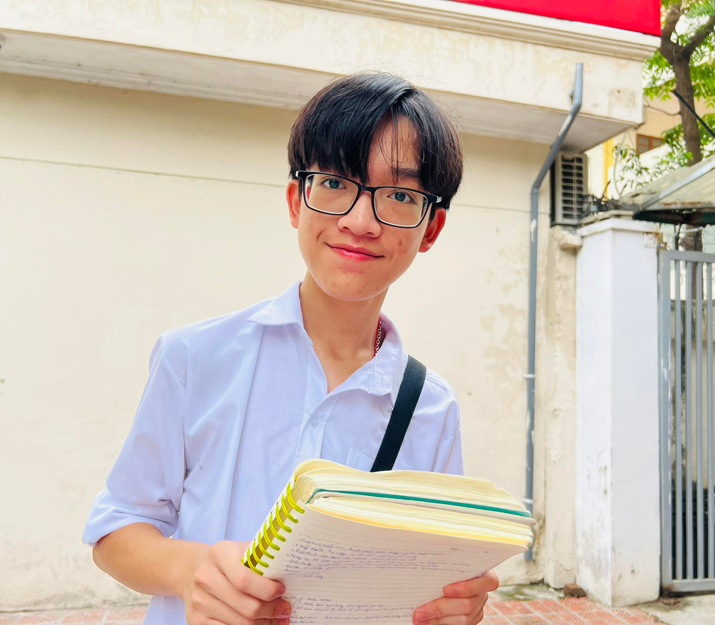 Đỗ Đức Mạnh, học sinh Trường THCS Hoàng Mai tranh thủ ôn bài trước giờ vào phòng thi. Đỗ Đức Mạnh, học sinh Trường THCS Hoàng Mai tranh thủ ôn bài trước giờ vào phòng thi.