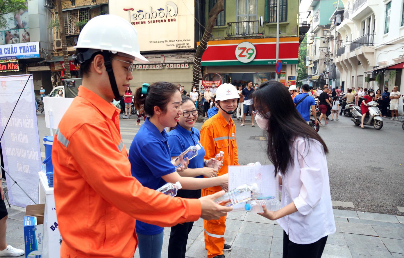 Nhân viên ngành điện cũng giúp sức hỗ trợ, động viên thí sinh. Nhân viên ngành điện cũng giúp sức hỗ trợ, động viên thí sinh.