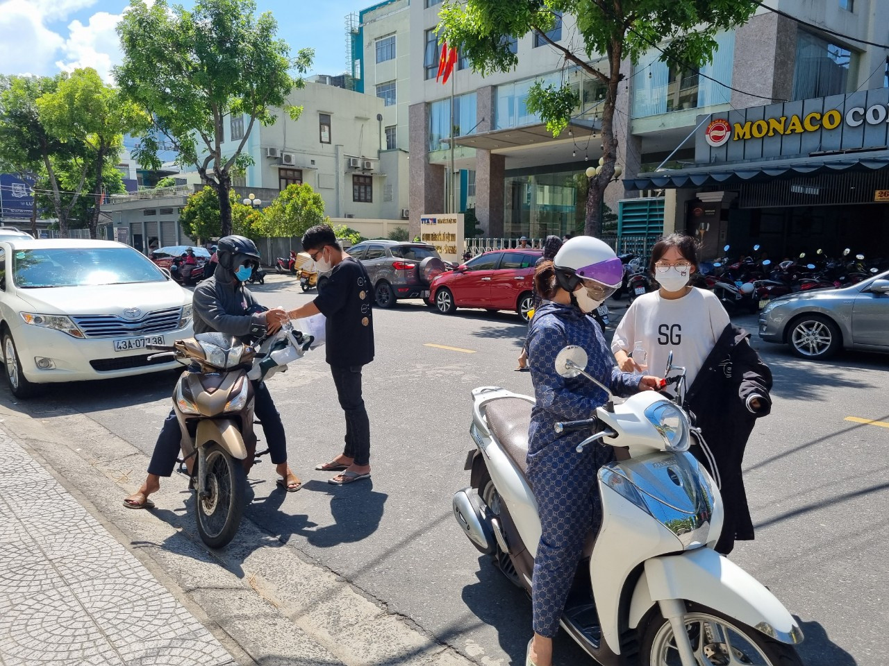 Kết thúc thi môn Toán tốt nghiệp THPT: Thí sinh thở phào nhẹ nhõm ảnh 9