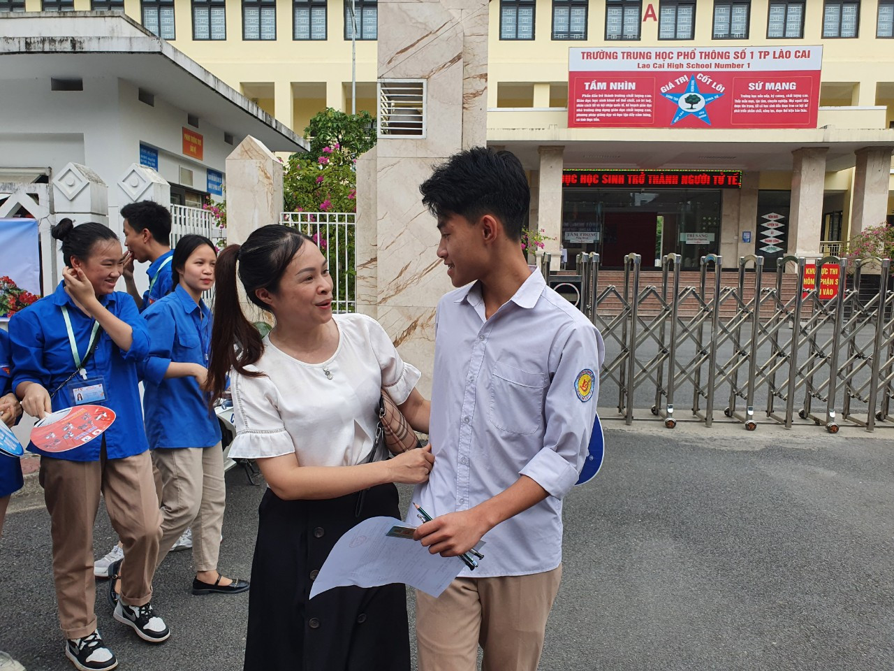 Thí sinh tại Lào Cai ra khỏi phòng thi sớm. Ảnh: Nguyễn Hân Thí sinh tại Lào Cai ra khỏi phòng thi sớm. Ảnh: Nguyễn Hân