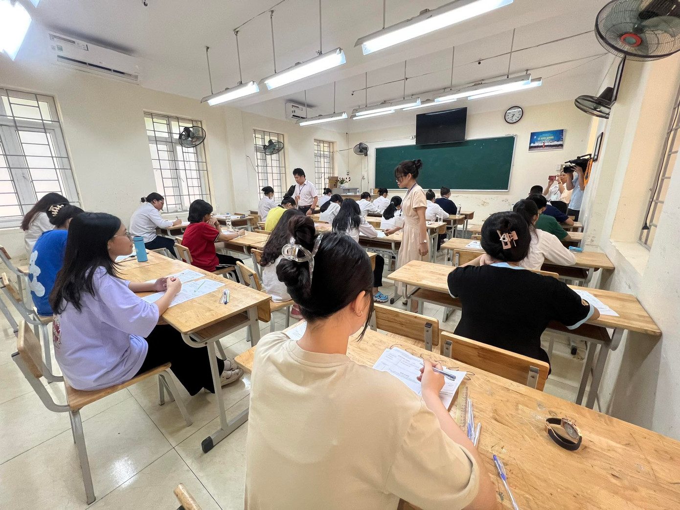 Thí sinh trong phòng thi, trước giờ thi môn Ngữ văn. Ảnh: Hà Linh Thí sinh trong phòng thi, trước giờ thi môn Ngữ văn. Ảnh: Hà Linh