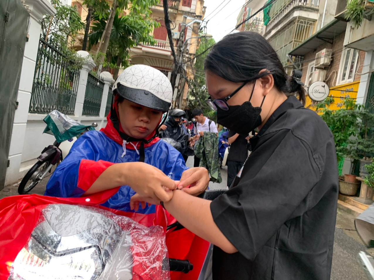 Sỹ tử được người thân hỗ trợ đưa đến phòng thi. Ảnh: Đỗ Hợp Sỹ tử được người thân hỗ trợ đưa đến phòng thi. Ảnh: Đỗ Hợp