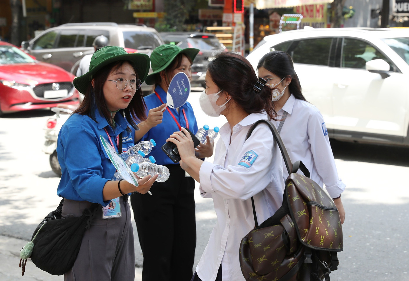 Kết thúc thi môn Toán tốt nghiệp THPT: Thí sinh thở phào nhẹ nhõm ảnh 27