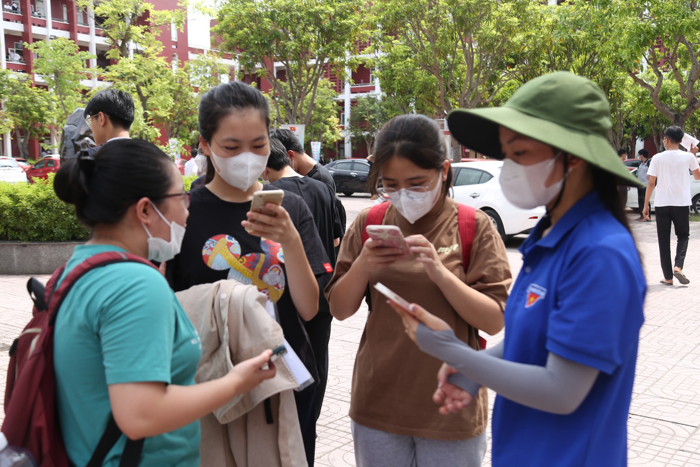 Hơn 1 triệu thí sinh tự tin làm thủ tục thi tốt nghiệp THPT ảnh 23 Hơn 1 triệu thí sinh tự tin làm thủ tục thi tốt nghiệp THPT ảnh 23