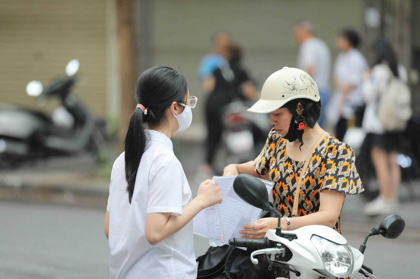 Cẩn thận kiểm tra lại vật dụng cho sỹ tử trước khi vào phòng thi Cẩn thận kiểm tra lại vật dụng cho sỹ tử trước khi vào phòng thi