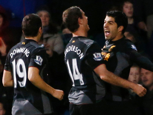 Niềm vui của Suarez sau khi ghi bàn mở tỉ số cho Liverpool. Ảnh: Reuters