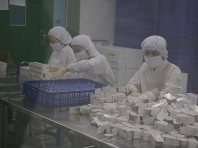 Nhiều loại thuốc trong nước có hoạt chất tương đương, giá chỉ bằng một nửa so với thuốc “lạ” cùng nguồn gốc Việt Nam. Ảnh: L.N. Nhiều loại thuốc trong nước có hoạt chất tương đương, giá chỉ bằng một nửa so với thuốc “lạ” cùng nguồn gốc Việt Nam. Ảnh: L.N