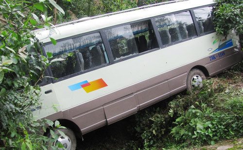 Xe ô tô loại 24 chỗ ngồi lọt suối khi chưa chở hành khách nào. Ảnh: Ngọc Văn