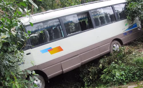 Xe ô tô loại 24 chỗ ngồi lọt suối khi chưa chở hành khách nào. Ảnh: Ngọc Văn
