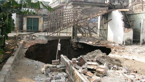 Hố tử thần xuất hiện đã nuốt chửng một căn nhà bếp của gia đình anh Bình. 