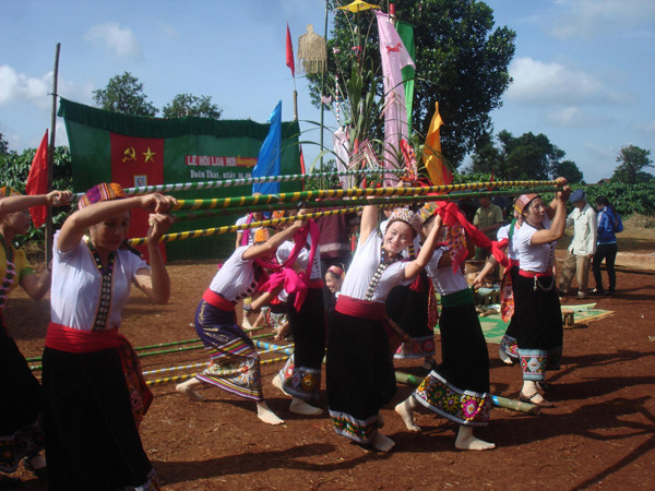 Các cô gái Thái múa truyền thống trong lễ hội Ảnh: V.T. Các cô gái Thái múa truyền thống trong lễ hội Ảnh: V.T