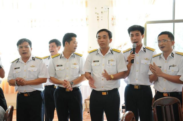 Các cán bộ Vùng 4 Hải Quân giao lưu với phóng viên báo đài trước khi xuất quân ra Trường Sa