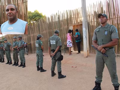 Cảnh sát bao vây “Ngôi nhà Noah” (ảnh nhỏ: giáo chủ Santos). Ảnh: News Online