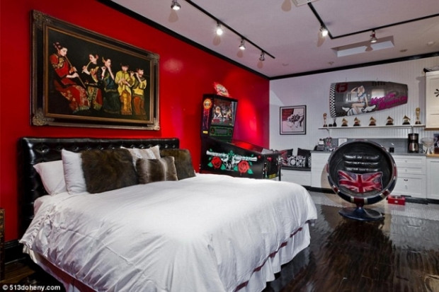 Phòng ngủ xa hoa va lộng lẫy Phòng chơi game hiện đại Phòng quần áo của Christina Aguilera Những phòng ngủ mang phong cách rất khác lạ Những chiếc đèn chùm lộng lẫy có mặt trong phòng tắm