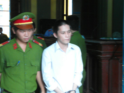 Tô Như Ý được dẫn giải ra xe sau khi bị tòa phúc thẩm tuyên bác đơn kháng cáo, giữ nguyên hình phạt