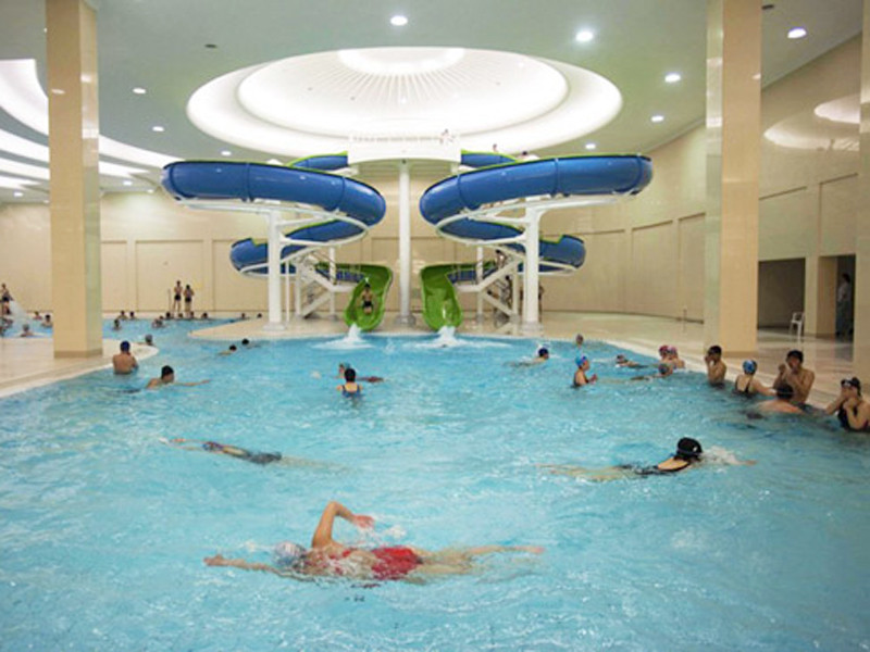 Bể bơi trong khuôn viên trường Đại học Kim Nhật Thành