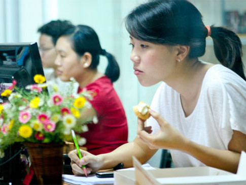 Ăn vặt không có lợi cho răng của bạn. Ảnh minh họa