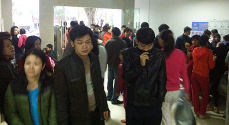 Hàng trăm người dân hoảng sợ tháo chạy xuống sảnh tầng một. Hàng trăm người dân hoảng sợ tháo chạy xuống sảnh tầng một