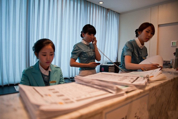 Một đội ngũ luôn túc trực để giải quyết hồ sơ phẫu thuật thẩm mỹ của giới trẻ Hàn