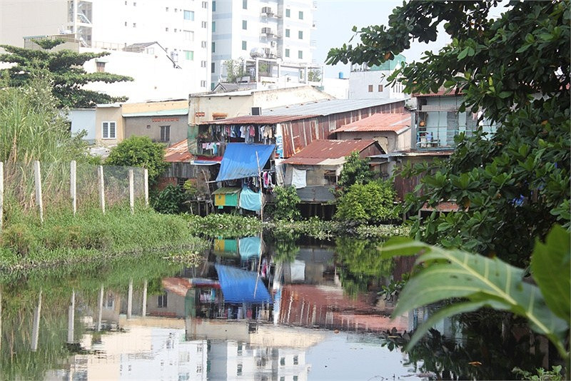 Được làm tạm bợ bằng những tấm tôn hen rỉ, cheo leo trên những con kênh nước đen ngòm