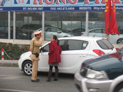 Thái độ ứng xử của CSGT luôn được người dân quan tâm. Ảnh: Đ.T. Thái độ ứng xử của CSGT luôn được người dân quan tâm. Ảnh: Đ.T