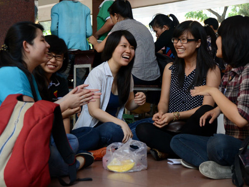 Bớt “số hóa” cho đời đẹp hơn. Trong ảnh: một nhóm nữ sinh viên Trường đại học KHXH&NV TP.HCM trò chuyện vui vẻ cùng nhau vào giờ nghỉ trưa (ảnh chụp trưa 19-3) 