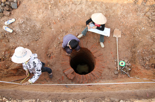 Cán bộ Viện khảo cổ khai quật tại giếng cổ chiều 18 - 4. Ảnh: Nguyễn Hưng (VnExpress)