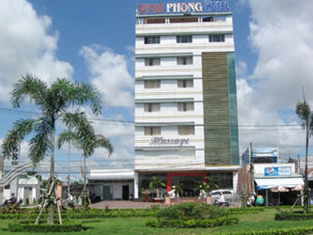 Khách sạn Vinh Phong, bên trái là vũ trường 168 của vợ chồng Lê Trung Hiếu