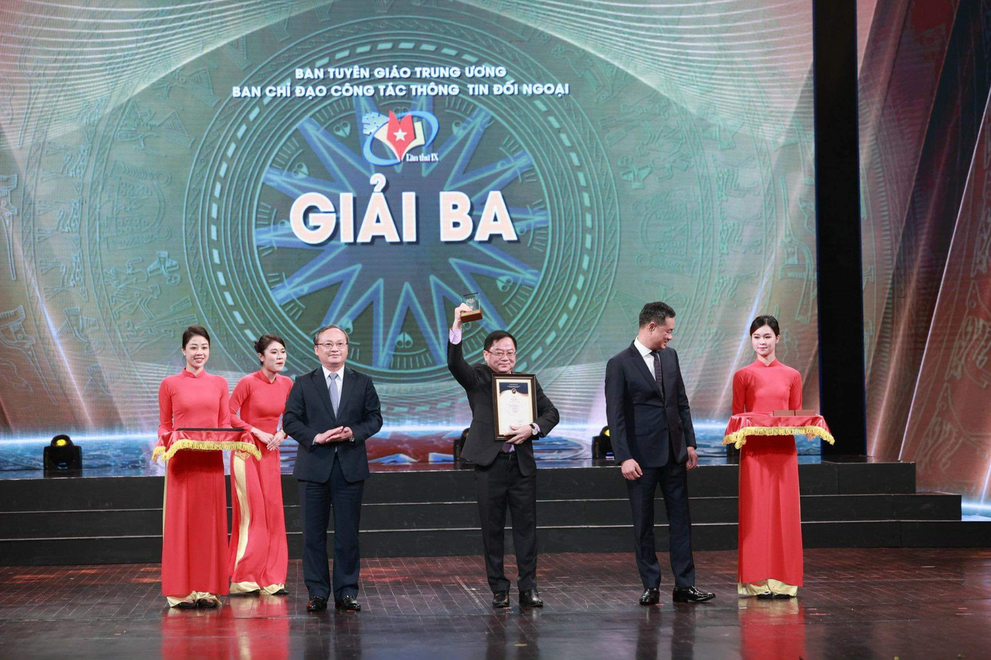 Nhà báo Lê Xuân Sơn - Tổng Biên tập báo Tiền Phong, giành giải Ba Giải thưởng toàn quốc về thông tin đối ngoại lần thứ IX. Nhà báo Lê Xuân Sơn - Tổng Biên tập báo Tiền Phong, giành giải Ba Giải thưởng toàn quốc về thông tin đối ngoại lần thứ IX.