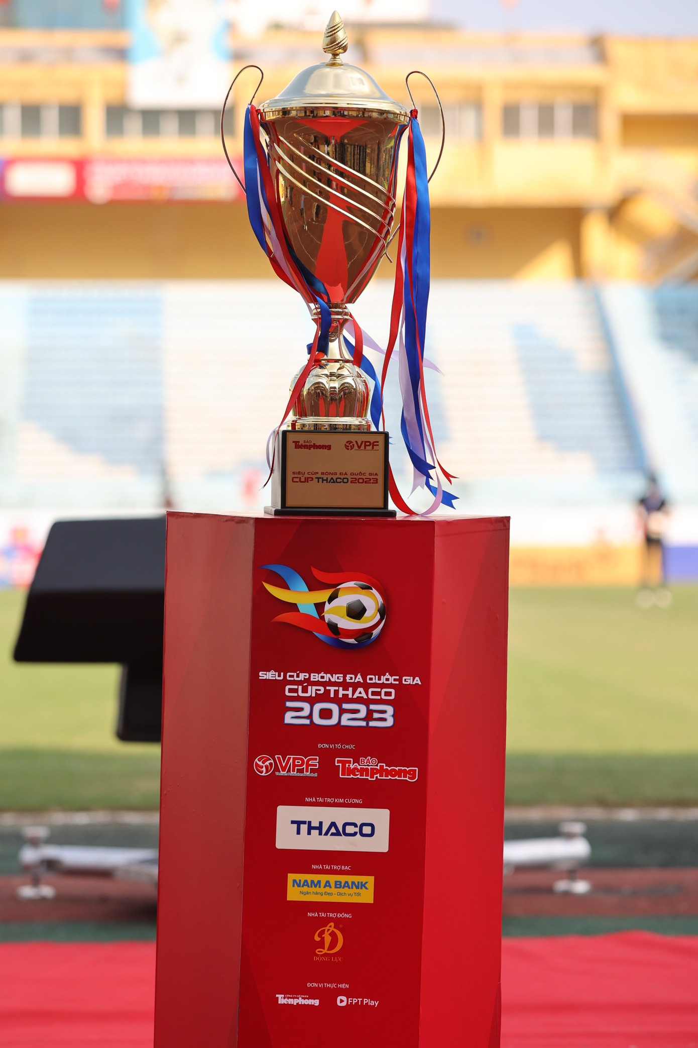 Siêu cúp Bóng đá Quốc gia - Cúp THACO năm 2023 đã xuất hiện trên sân vận động Hàng Đẫy.