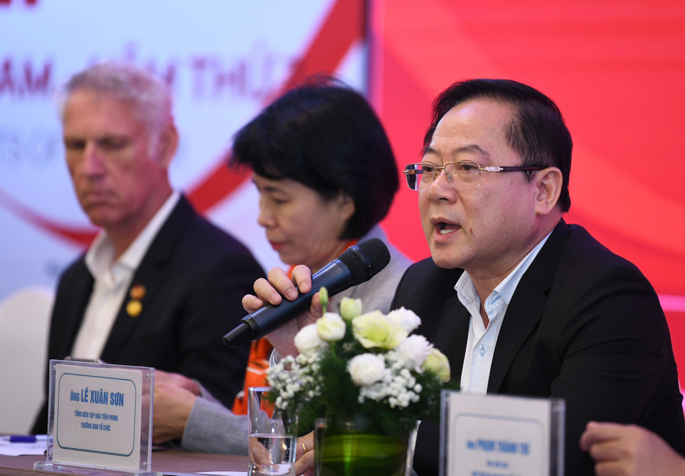 Ban tổ chức Tiền Phong Golf Championship trao đổi cùng các phóng viên, khách mời tại buổi họp báo. Ban tổ chức Tiền Phong Golf Championship trao đổi cùng các phóng viên, khách mời tại buổi họp báo.