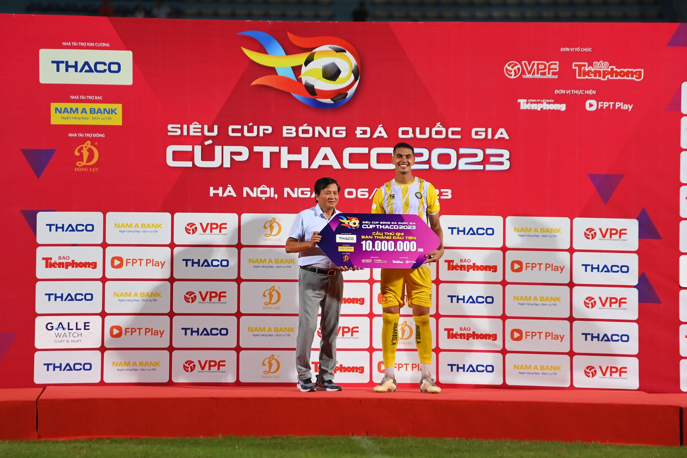 Trao thưởng cầu thủ ghi bàn thắng đầu tiên trận Siêu cúp Gustavo. Trao thưởng cầu thủ ghi bàn thắng đầu tiên trận Siêu cúp Gustavo.