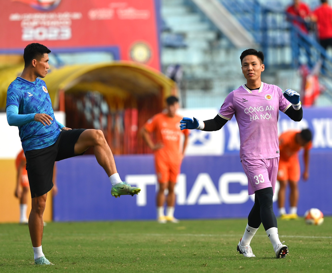 Các cầu thủ Công an Hà Nội khởi động trước trận đấu.