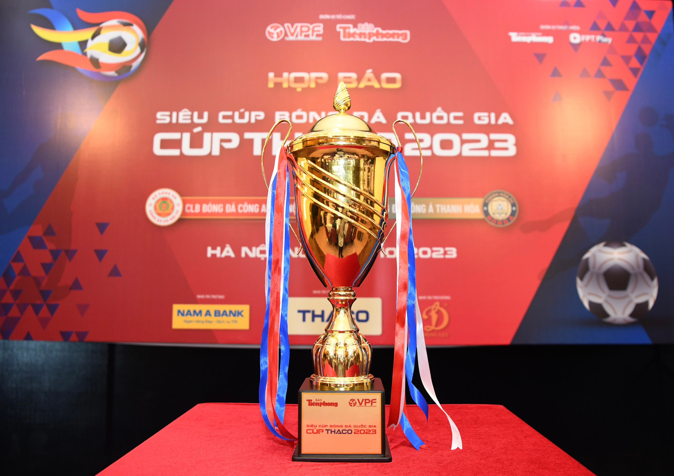 Lần đầu tiên trong lịch sử, hai trận Siêu cúp kế tiếp chỉ cách nhau 8 tháng. Lần đầu tiên trong lịch sử, hai trận Siêu cúp kế tiếp chỉ cách nhau 8 tháng.