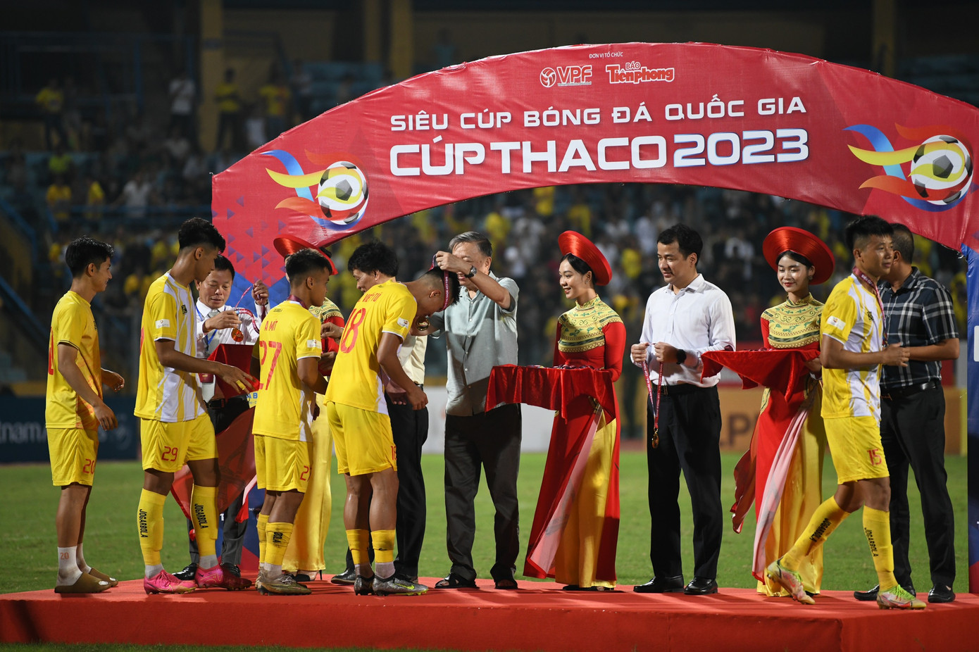 Đông Á Thanh Hoá lần thứ hai giành Siêu cúp sau khi đánh bại Công an Hà Nội 3-1 ảnh 64 Đông Á Thanh Hoá lần thứ hai giành Siêu cúp sau khi đánh bại Công an Hà Nội 3-1 ảnh 64