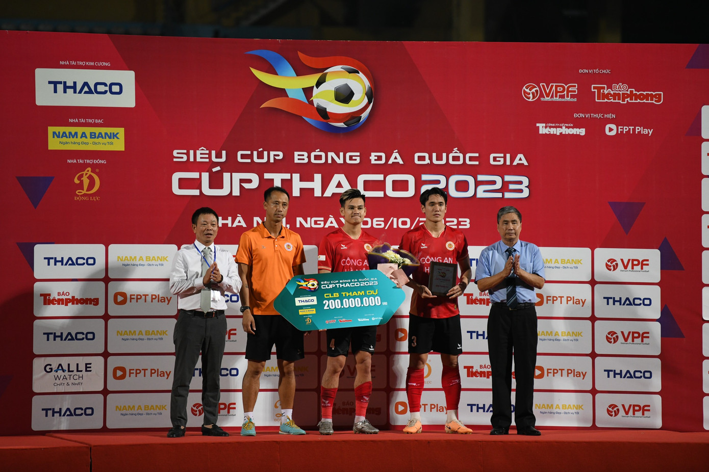 Nhà báo Phùng Công Sưởng - Phó Tổng biên tập báo Tiền Phong, Phó trưởng Ban thường trực Ban tổ chức trao kỷ niệm chương, bảng danh vị cùng tiền thưởng 200 triệu đồng tặng CLB Công an Hà Nội. Nhà báo Phùng Công Sưởng - Phó Tổng biên tập báo Tiền Phong, Phó trưởng Ban thường trực Ban tổ chức trao kỷ niệm chương, bảng danh vị cùng tiền thưởng 200 triệu đồng tặng CLB Công an Hà Nội.