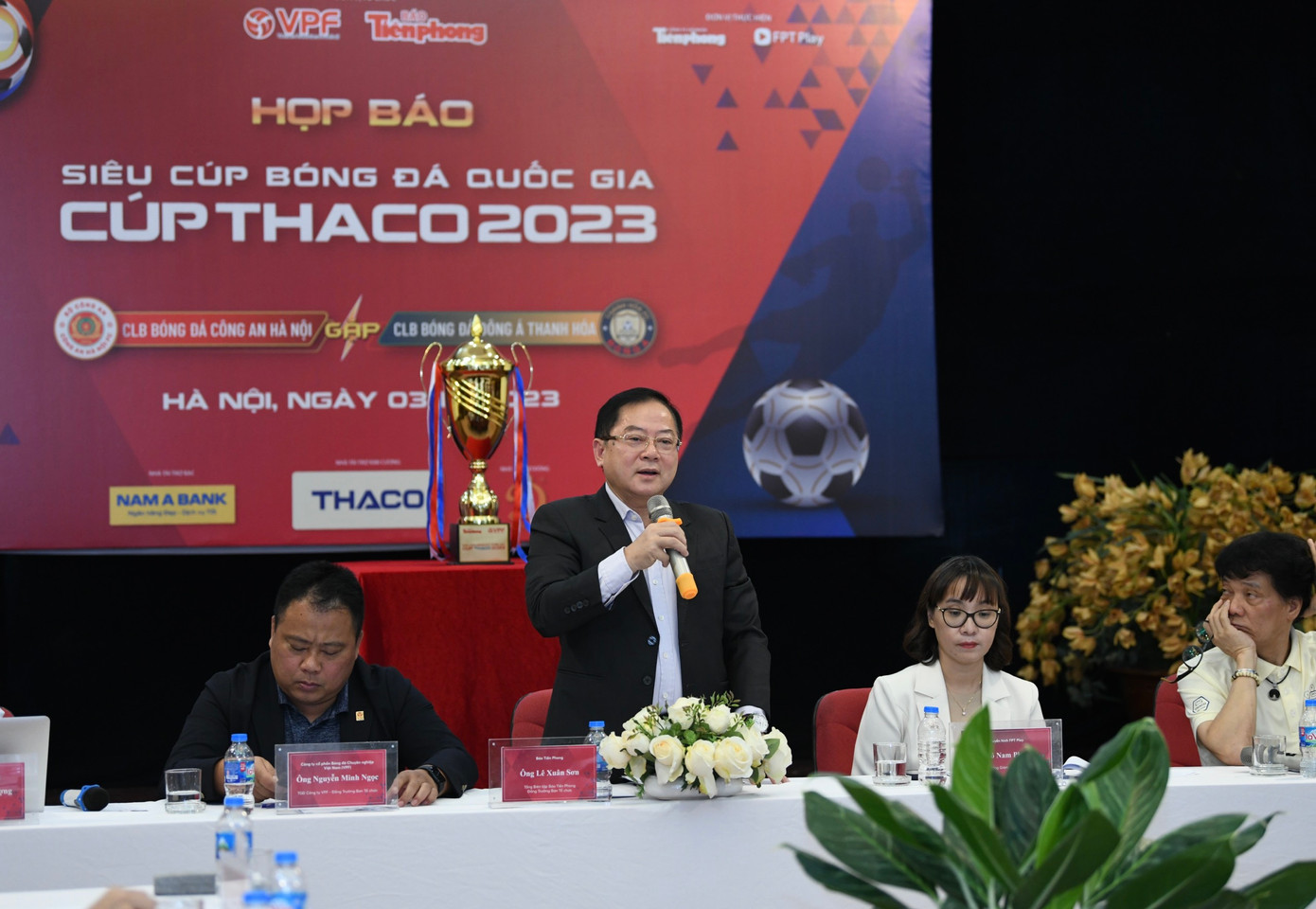 Nhà báo Lê Xuân Sơn - Tổng Biên tập báo Tiền Phong. Nhà báo Lê Xuân Sơn - Tổng Biên tập báo Tiền Phong.