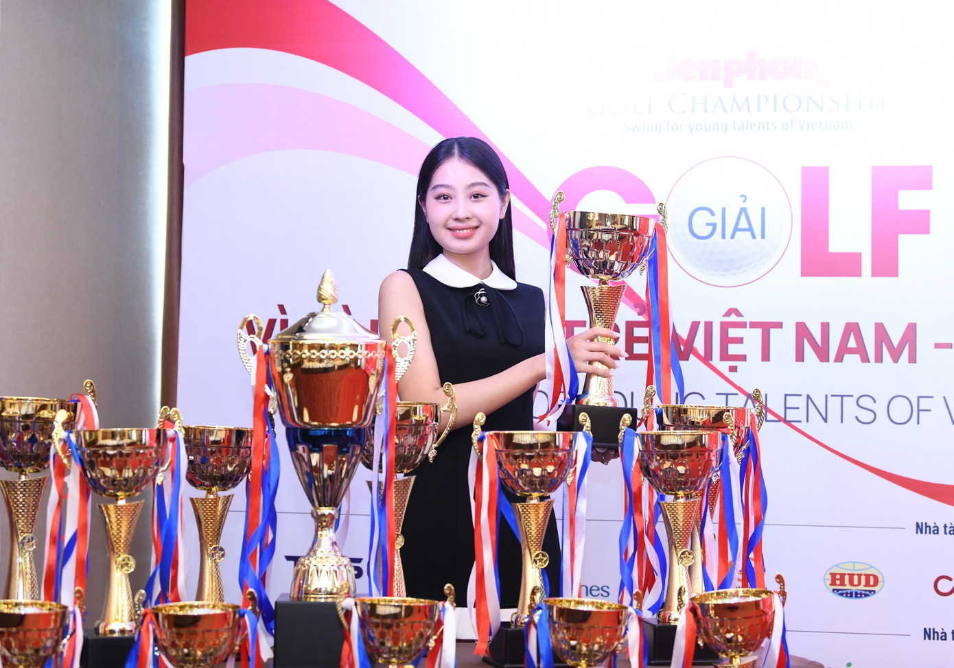 Người đẹp Giáng My đồng hành cùng Tiền Phong Golf Championship. Người đẹp Giáng My đồng hành cùng Tiền Phong Golf Championship.