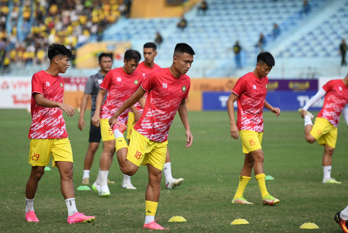 Các cầu thủ Đông Á Thanh Hóa khởi động trước trận đấu.
