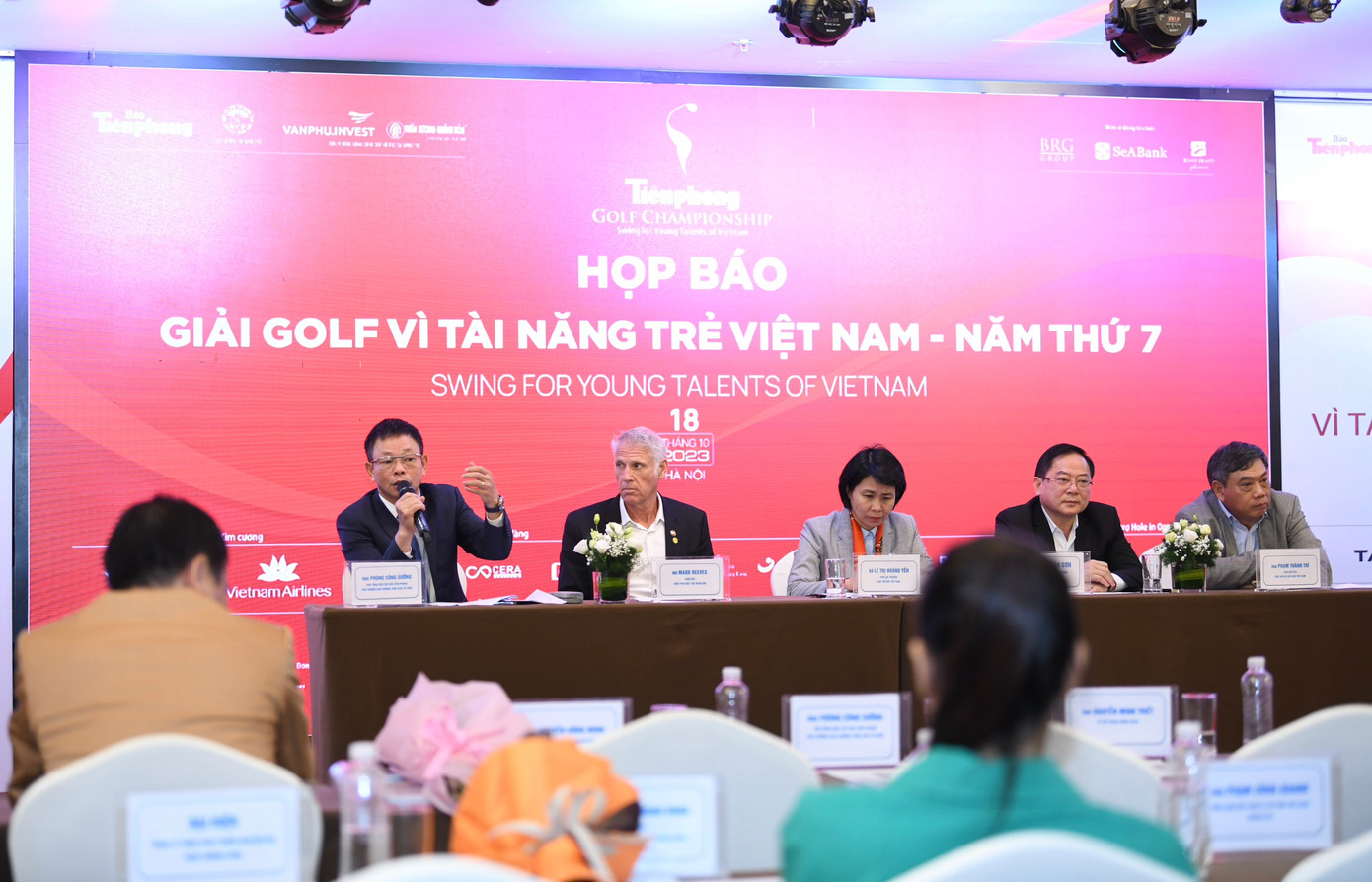 Nhà báo Phùng Công Sưởng trao đổi tại họp báo. Nhà báo Phùng Công Sưởng trao đổi tại họp báo.