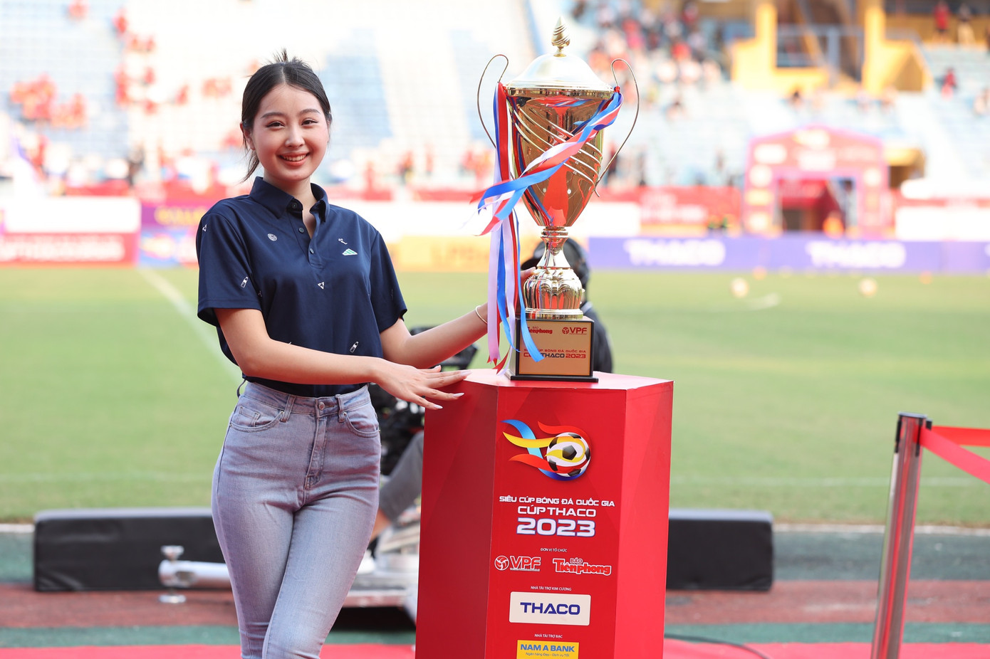 Người đẹp Giáng My đồng hành cùng Siêu cúp.