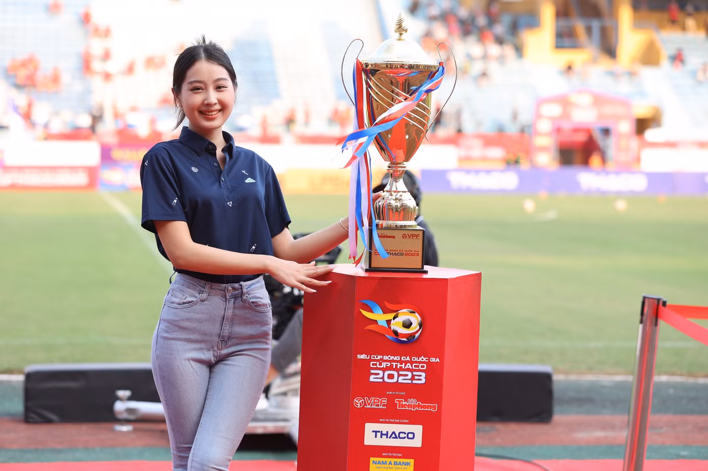 Người đẹp Giáng My đồng hành cùng Siêu cúp.