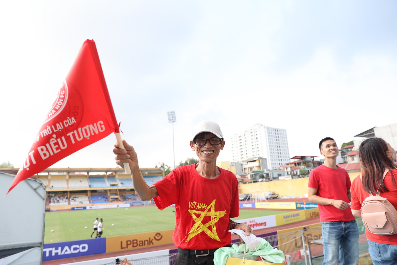 Chú Nguyễn Đình Lập (62 tuổi, trú tại Đông Anh), cổ động viên nhiệt thành của CLB Công an Hà Nội.