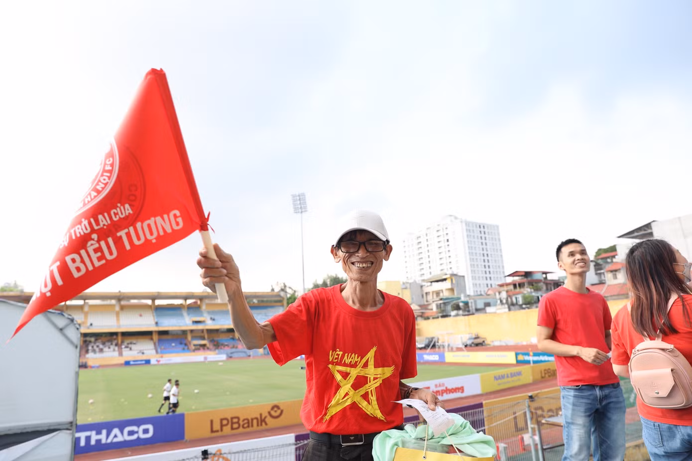 Chú Nguyễn Đình Lập (62 tuổi, trú tại Đông Anh), cổ động viên nhiệt thành của CLB Công an Hà Nội.