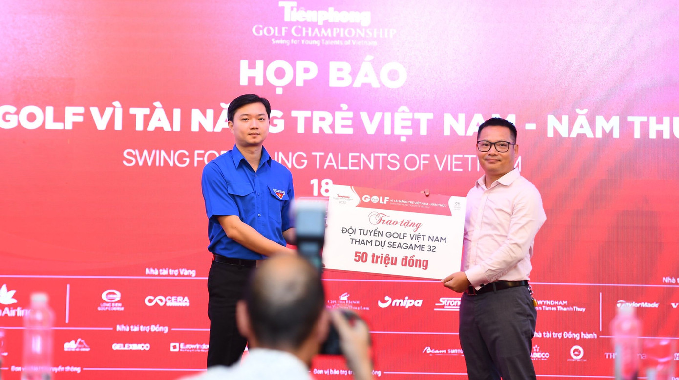 Anh Nguyễn Minh Triết - Bí thư Ban chấp hành T.Ư Đoàn TNCS Hồ Chí Minh, Chủ tịch T.Ư Hội Sinh viên Việt Nam, thay mặt Quỹ hỗ trợ Tài năng trẻ Việt Nam tặng thưởng các thành viên Đội tuyển Golf tham dự SEA Games 32 số tiền 50 triệu đồng. Anh Nguyễn Minh Triết - Bí thư Ban chấp hành T.Ư Đoàn TNCS Hồ Chí Minh, Chủ tịch T.Ư Hội Sinh viên Việt Nam, thay mặt Quỹ hỗ trợ Tài năng trẻ Việt Nam tặng thưởng các thành viên Đội tuyển Golf tham dự SEA Games 32 số tiền 50 triệu đồng.