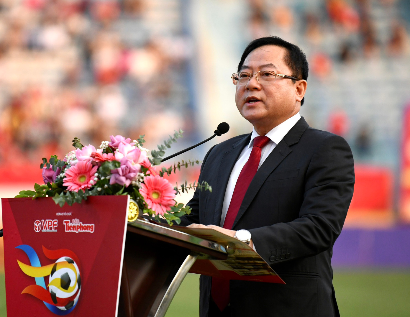 Nhà báo Lê Xuân Sơn – Tổng biên tập báo Tiền Phong, đồng Trưởng ban Tổ chức trận Siêu cúp. Nhà báo Lê Xuân Sơn – Tổng biên tập báo Tiền Phong, đồng Trưởng ban Tổ chức trận Siêu cúp.